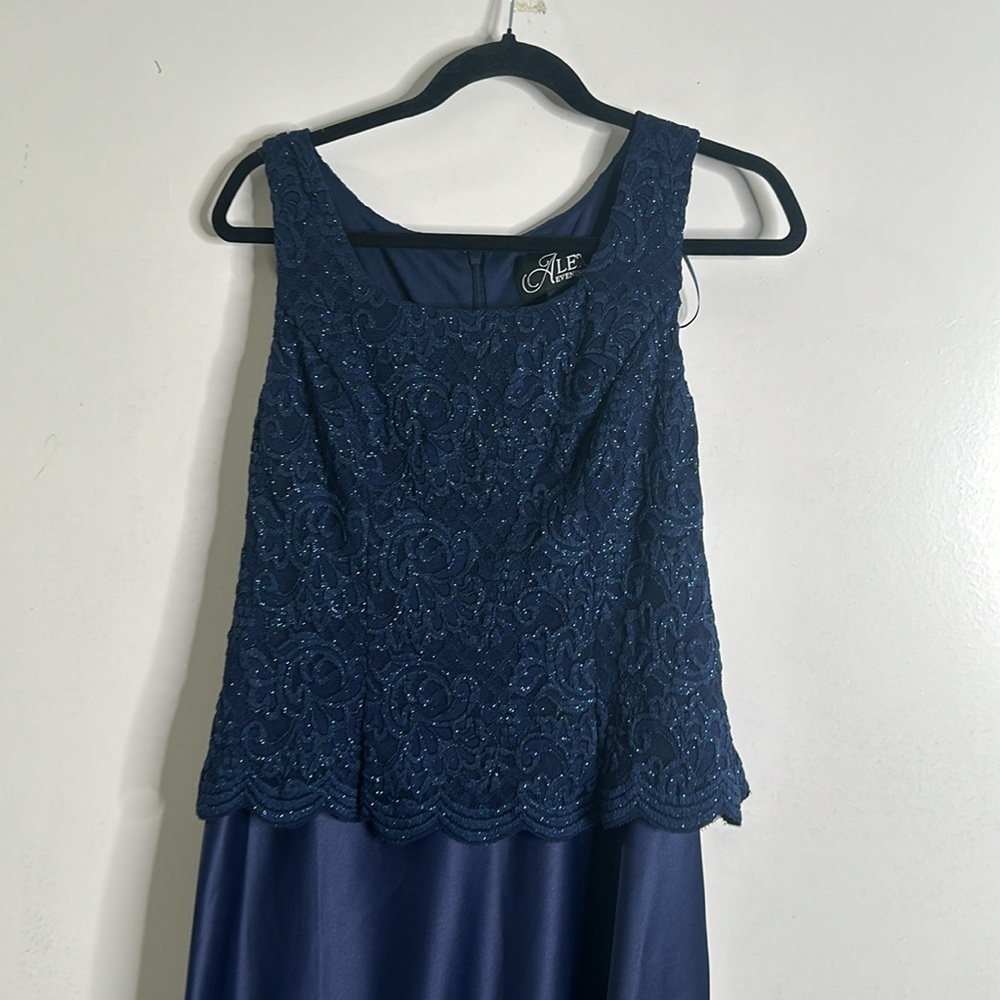 Elegant Navy Blue Sleeveless Dress - Picture 5 of 9